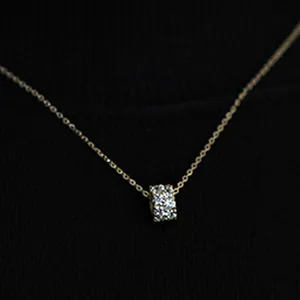 Collier doré élégant avec pendentif cylindre chanceux et cristaux micro-pavés fins