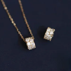 Collier minimaliste plaqué or avec pendentif cylindrique serti de zircons étincelants