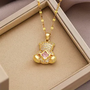 Luxe gouden berenketting met micro-pave kristallen en roze klaversteen in het midden