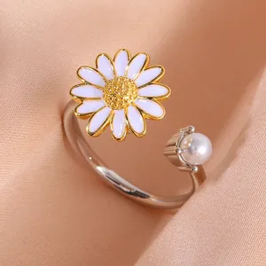 Verstellbarer silberner Ring mit rotierender Gänseblümchenblüte und eleganter Perle
