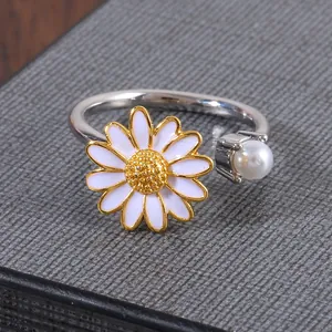 Drehbarer Gänseblümchen-Ring mit Perle und Zirkonia in silbernem, offenem Design