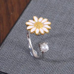 Detailansicht des drehbaren Gänseblümchen-Rings mit Perle und Zirkonia-Inlays