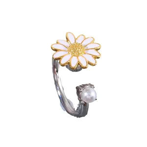 Drehbarer Gänseblümchen-Ring mit Perle und Zirkonia in minimalistischem verstellbarem Design