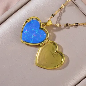 Collana a medaglione a cuore dorato con albero della vita e inserto blu lucido
