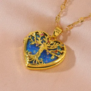 Collana con medaglione a cuore dorato, albero della vita e cristalli colorati su seta
