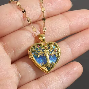 Macro di una collana a medaglione a cuore con albero della vita e pietre multicolore