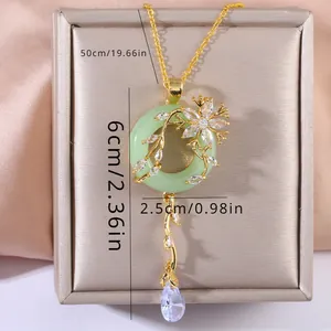 Dettaglio della collana in rame con pendente in finta giada verde e intarsi in zircone