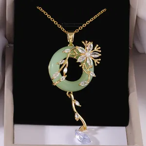 Squisita collana con ciondolo floreale dorato con pietra di giada verde e zirconi cubici