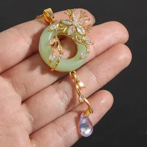 Collana floreale in zircone con ciambella di giada verde e gemma a goccia viola