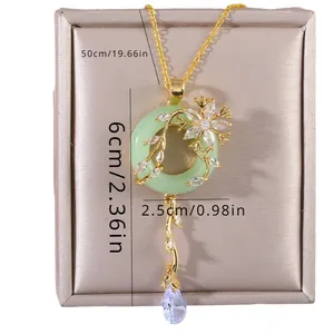 Collana placcata oro con ciondolo in pietra verde e dettagli in zirconi