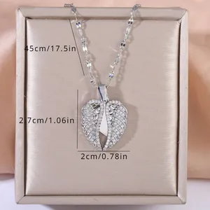 Nahaufnahme der herzförmigen Flügel-Medaillonkette mit Maßen 2,7x2cm und 45cm Kettenlänge