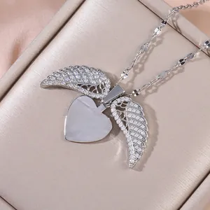 Elegantes Herz-Medaillon mit Engelsflügeln und Zirkonia-Steinen in Silber-Optik