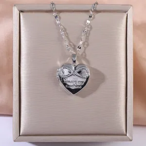 Détail du médaillon cœur en argent avec symbole infini et gravure You are my sunshine