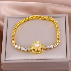 Détail d'un bracelet tournesol avec perle rotative et micro-pavage de zircons cubiques