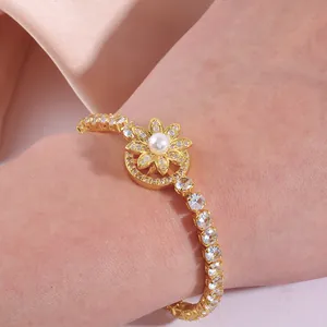 Bracelet floral doré élégant avec perle rotative et oxydes de zirconium sur du satin