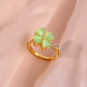 Draaiende klaver ring met hart zirkoon op roze zijde, verstelbare gouden band