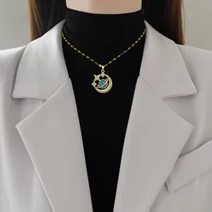 Collier avec pendentif étoile, lune et planète bleue orné de zircons micro-sertis