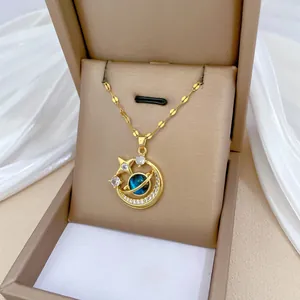 Collier céleste avec planète Saturne bleue, croissant de lune et étoile en boîte cadeau