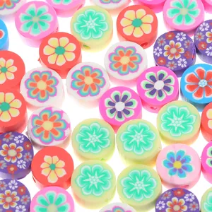 Détail de perles colorées en pâte polymère à motifs floraux pour bijoux artisanaux