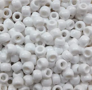 Macro-opname van witte cilindrische plastic kralen met een gladde gepolijste afwerking