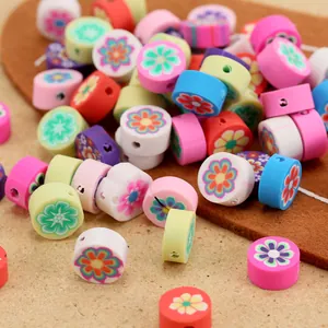 Vue détaillée de perles en pâte polymère colorées à motifs floraux pour bijoux DIY
