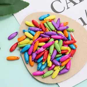 Makroaufnahme facettierter bunter Acrylperlen in Tropfenform für DIY-Schmuck