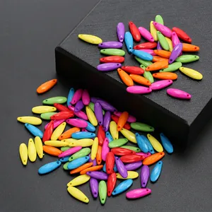 Nahaufnahme bunter facettierter Acrylperlen in Tropfenform für DIY-Schmuck