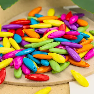 Makroaufnahme bunter facettierter Tropfenperlen für DIY-Schmuck und Bastelarbeiten