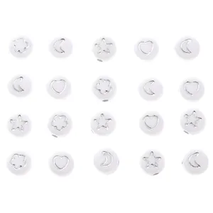 Detailweergave van witte acryl pony beads met zilveren bloem-, hart- en stermotieven