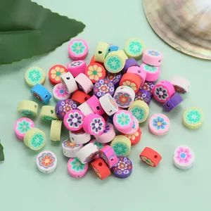 Perles colorées en pâte polymère à motifs floraux pour bijoux DIY sur fond vert clair