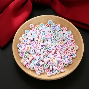 Detail van gekleurde witte ponykralen in een houten kom voor doe-het-zelf sieraden
