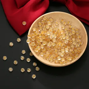 Macro-opname van transparante acrylkralen met gouden sterren en maan voor doe-het-zelf