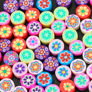 Vue macro de perles florales colorées en pâte polymère pour bijoux DIY et charms