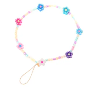 Dettaglio del laccetto per cellulare con perline colorate a fiori e perle quadrate lucide