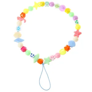 Primo piano di perline acriliche colorate con stelle, conchiglie e ciondoli smiley