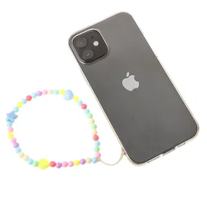 Dettaglio delle perline colorate in acrilico a forma di cuore e stella per cellulare