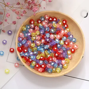 Gekleurde transparante acryl pony kralen met hartpatroon in houten schaal voor DIY sieraden