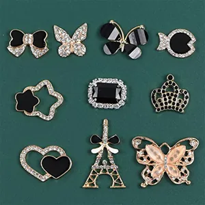 Set detallado de 10 dijes de mariposa dorada y diamantes para zapatos de jardín y zuecos