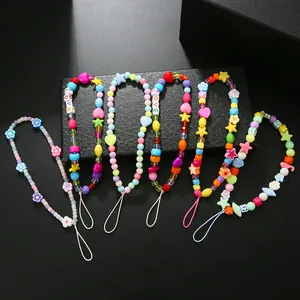 Ciondolo per cellulare in perline colorate con cuori e lettere sfondo nero