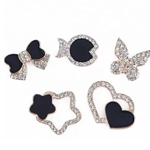 Detalle de adornos para zapatos en aleación con diamantes de imitación y esmalte