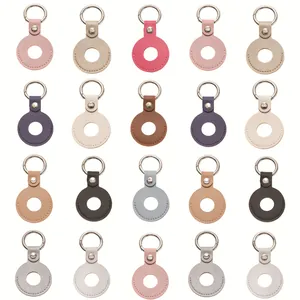 Twintig kleurrijke lederen AirTag-sleutelhangers in een raster met metalen ringen