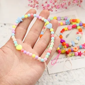 Ciondolo per telefono fatto a mano con perline macaron colorate e cuori e stelle