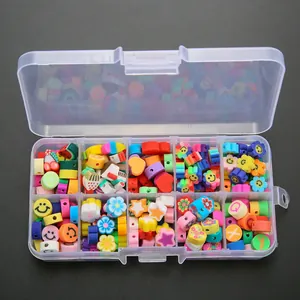 Vue de dessus d'un kit DIY avec des perles en pâte polymère colorées de formes variées