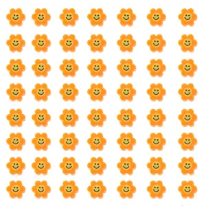Vue détaillée de perles fleurs orange avec sourire en argile pour bijoux DIY