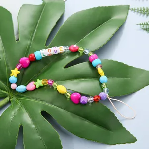 Dettaglio del cinturino per cellulare con perline colorate e lettere LOVE charms