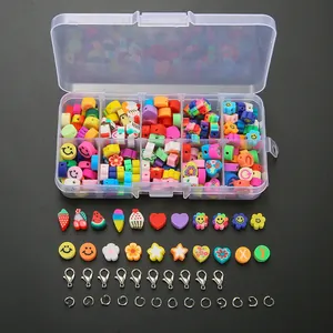 Vue macro d'une boîte de 10 cases avec perles en argile colorées et apprêts de bijoux