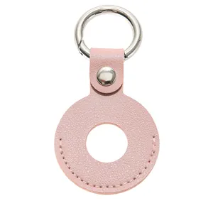 Detailoverzicht van roze lederen AirTag beschermhoes met zilveren metalen ring