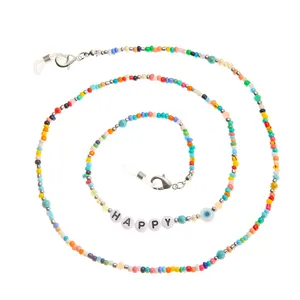 Dettaglio catenella per occhiali con perline colorate, lettere HAPPY e fermagli in metallo