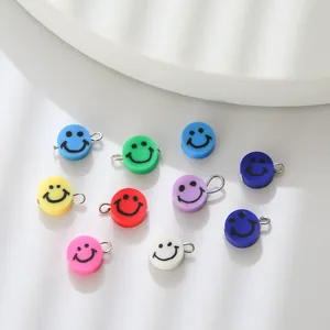Bunte Smiley-Anhänger für DIY-Schmuckherstellung auf minimalistischem Hintergrund
