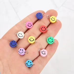 Detailansicht bunter Smiley-Anhänger aus Resin mit Metallringen für DIY-Schmuckherstellung